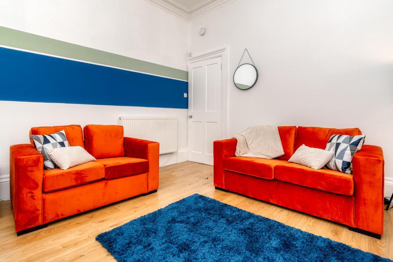 Cosy Retreat - Charming 2-Bed Apartment กรีน็อค ภายนอก รูปภาพ