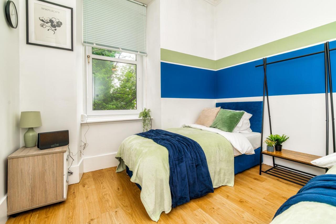Cosy Retreat - Charming 2-Bed Apartment กรีน็อค ภายนอก รูปภาพ