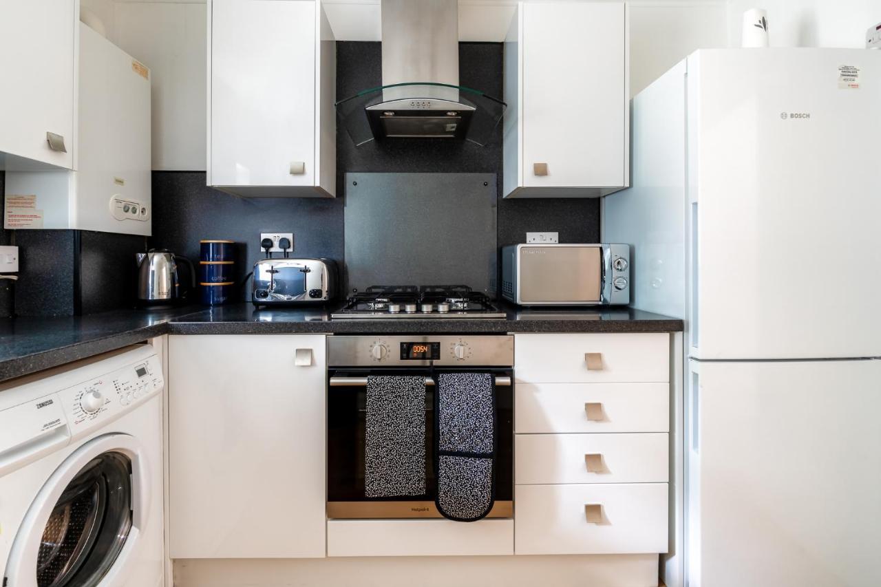 Cosy Retreat - Charming 2-Bed Apartment กรีน็อค ภายนอก รูปภาพ
