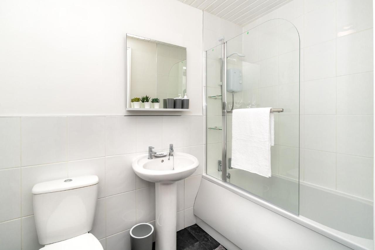 Cosy Retreat - Charming 2-Bed Apartment กรีน็อค ภายนอก รูปภาพ