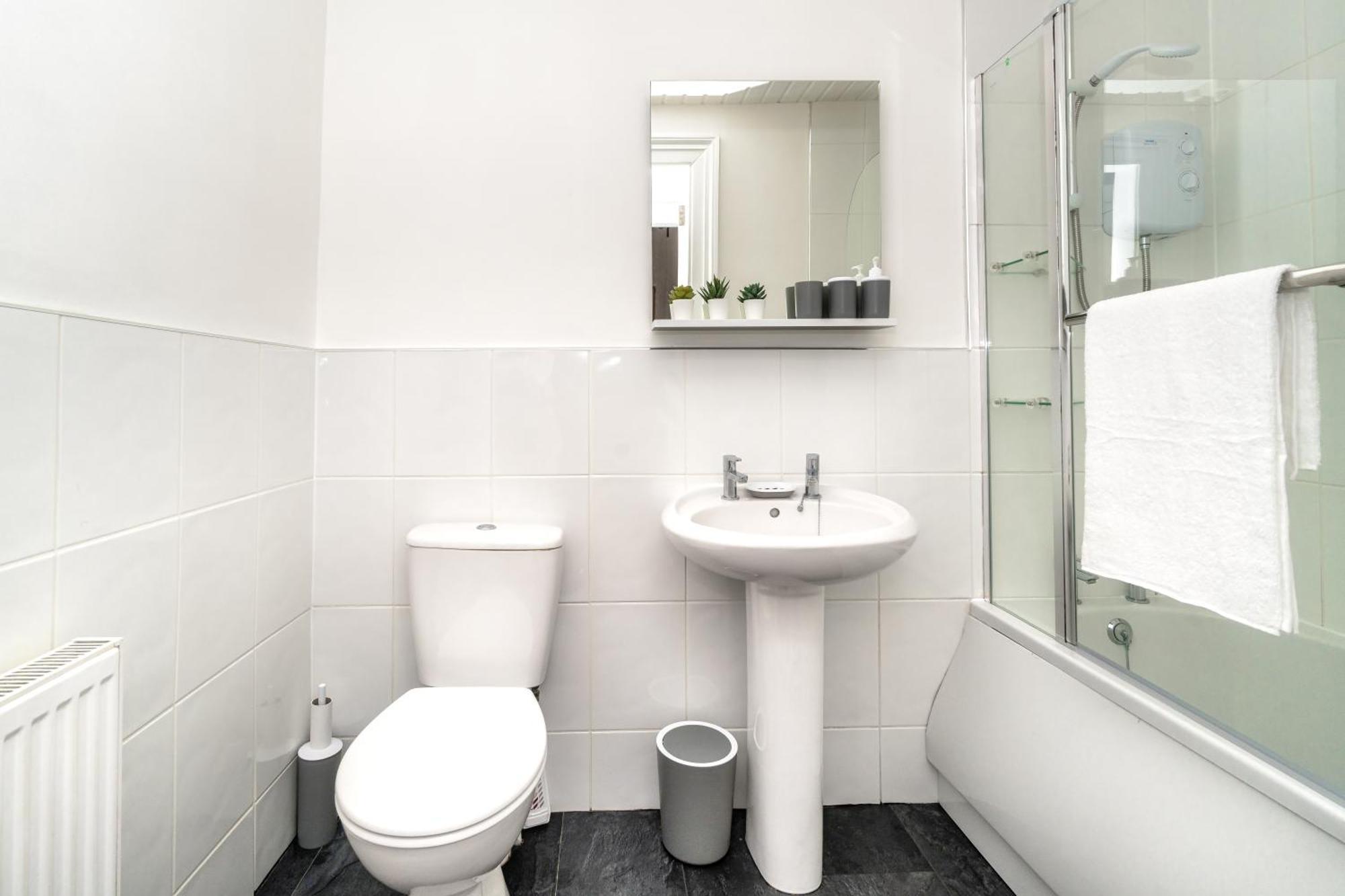 Cosy Retreat - Charming 2-Bed Apartment กรีน็อค ภายนอก รูปภาพ