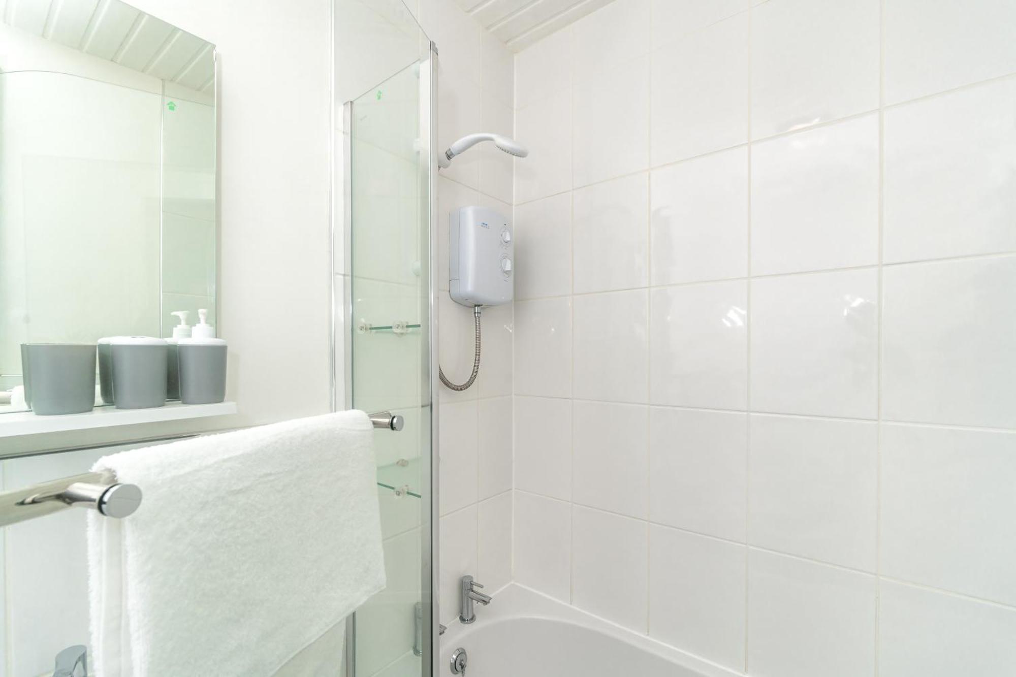 Cosy Retreat - Charming 2-Bed Apartment กรีน็อค ภายนอก รูปภาพ