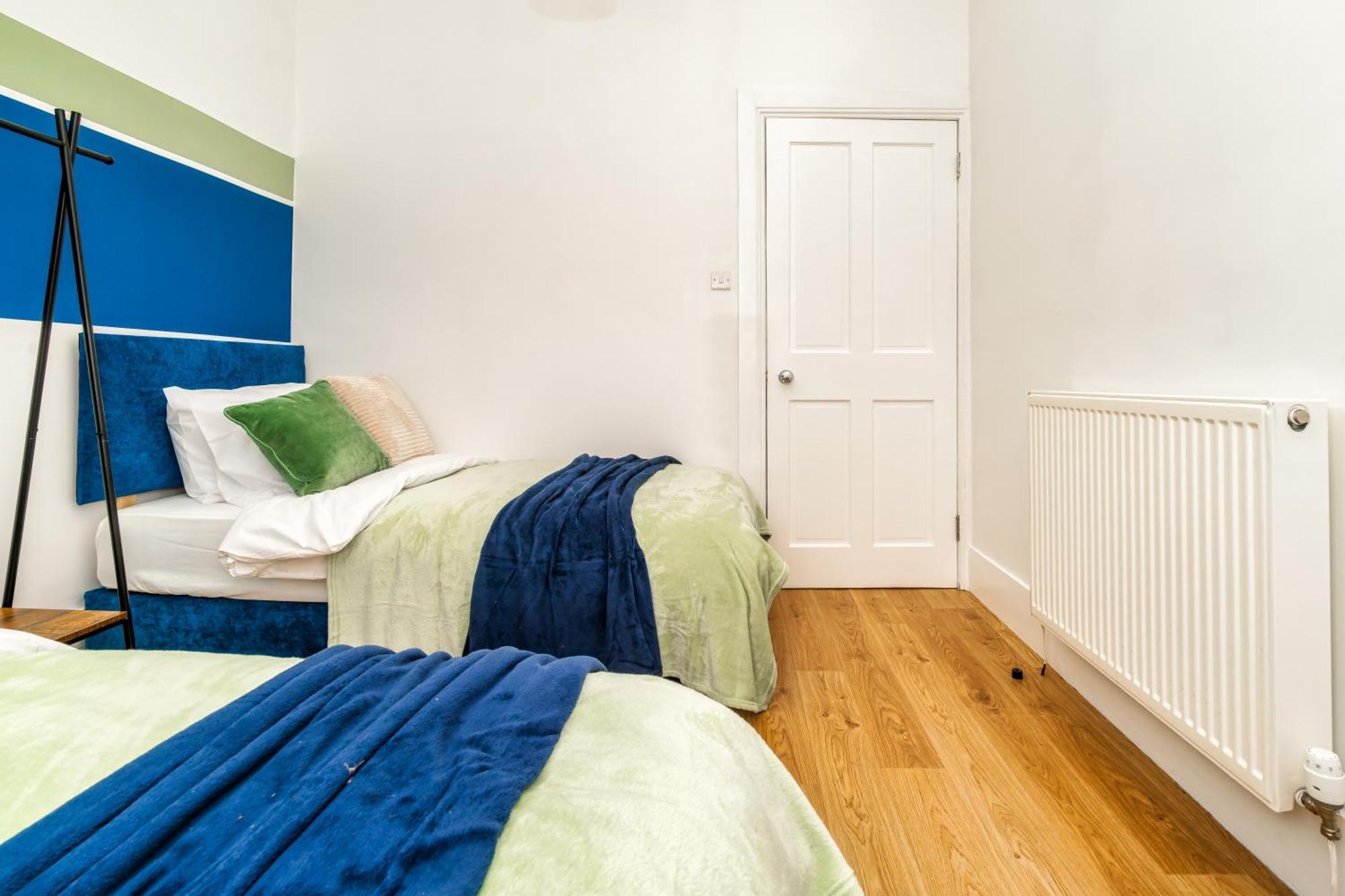 Cosy Retreat - Charming 2-Bed Apartment กรีน็อค ภายนอก รูปภาพ