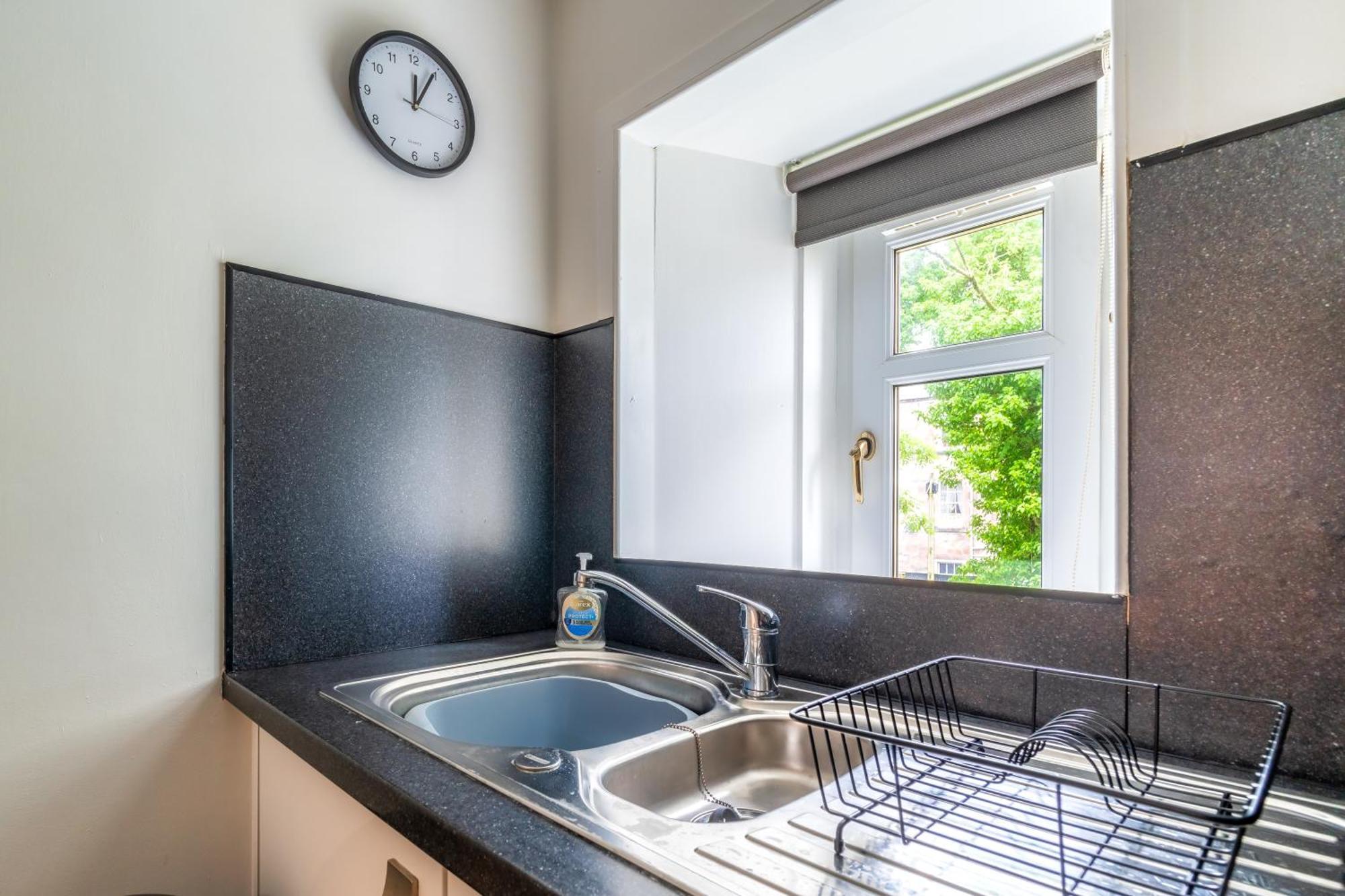 Cosy Retreat - Charming 2-Bed Apartment กรีน็อค ภายนอก รูปภาพ