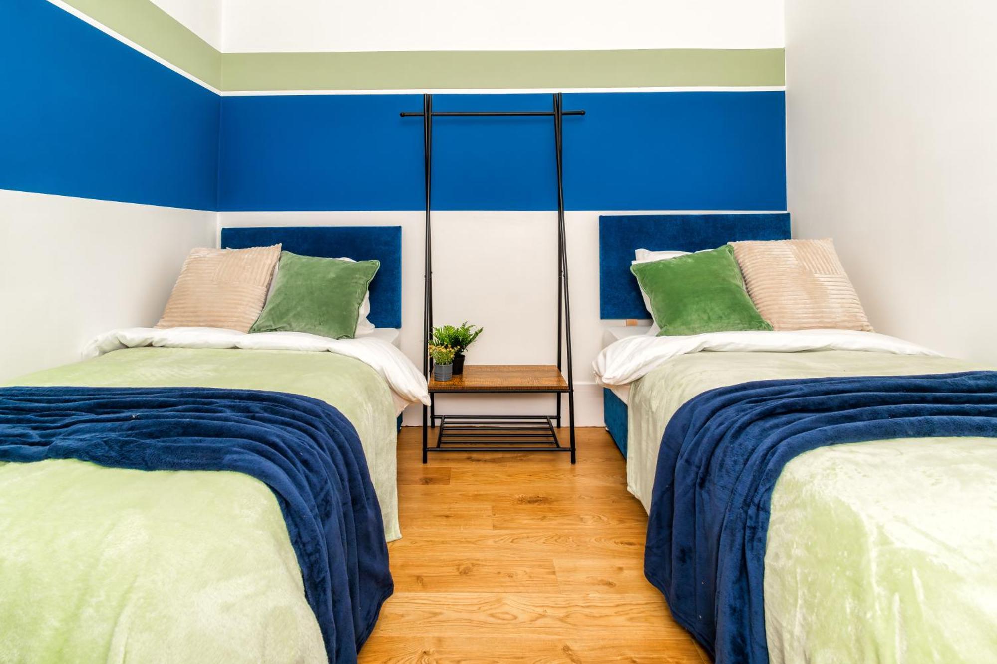 Cosy Retreat - Charming 2-Bed Apartment กรีน็อค ภายนอก รูปภาพ