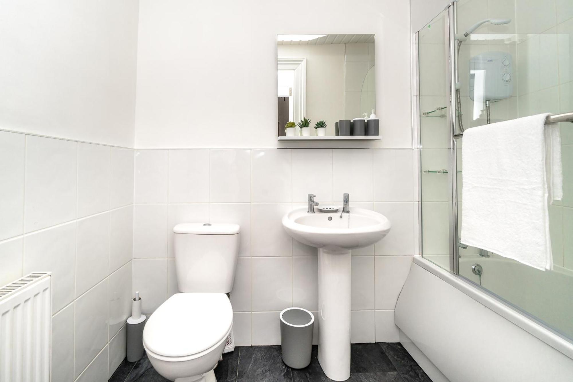Cosy Retreat - Charming 2-Bed Apartment กรีน็อค ภายนอก รูปภาพ