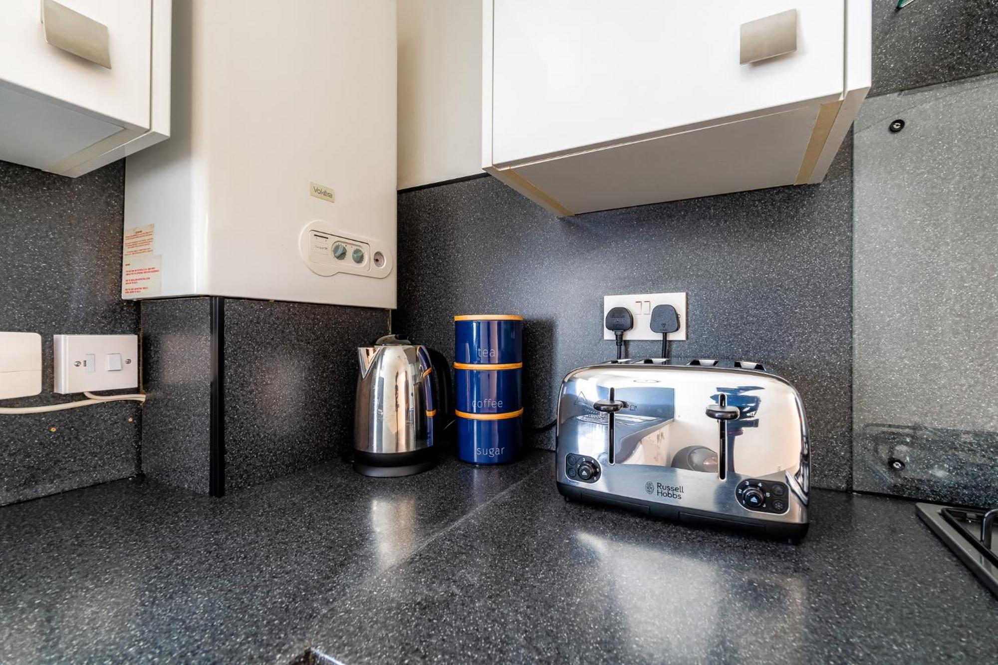 Cosy Retreat - Charming 2-Bed Apartment กรีน็อค ภายนอก รูปภาพ