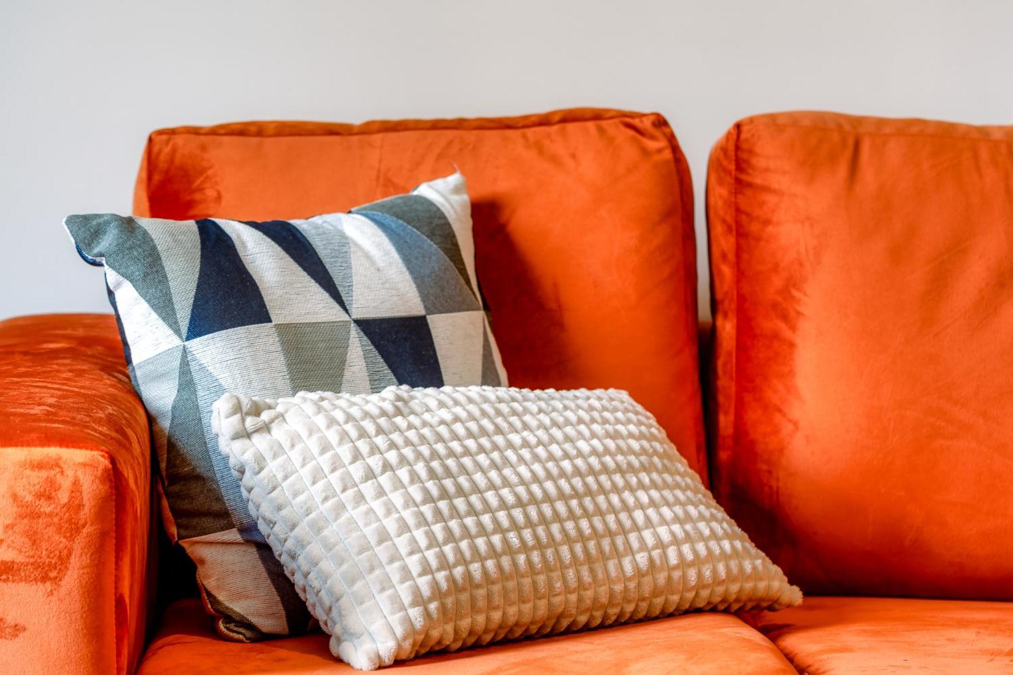 Cosy Retreat - Charming 2-Bed Apartment กรีน็อค ภายนอก รูปภาพ